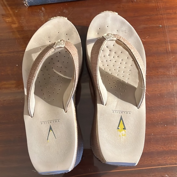 Volatile Platform Sandals - Picture 3 of 7